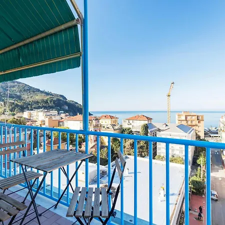 Il Mare In Ogni Stanza, * Levanto